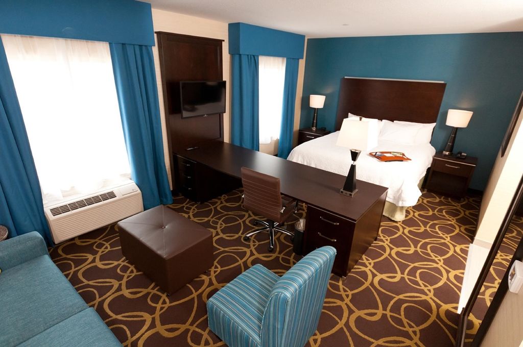 Hampton Inn & Suites East Gate Риджайна Стая снимка